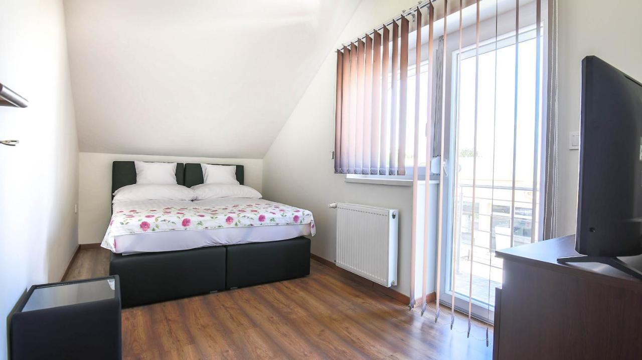 White Apartman Siofok Bagian luar foto