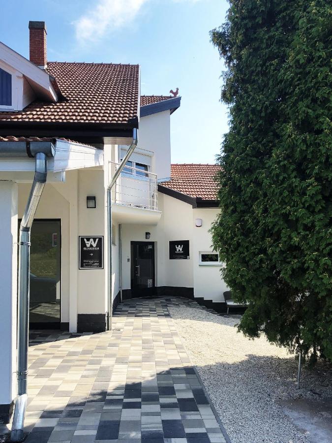 White Apartman Siofok Bagian luar foto